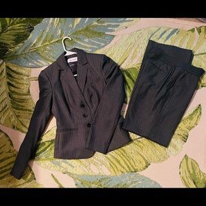 Classic suit worn1x. Too long for shorty 😩 pants/blazer=$75 🧑🏻‍💼👩🏻‍💼